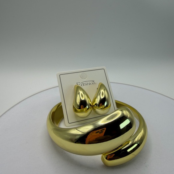 Elegant Gold Hoop Earrings - Picture 12 of 13